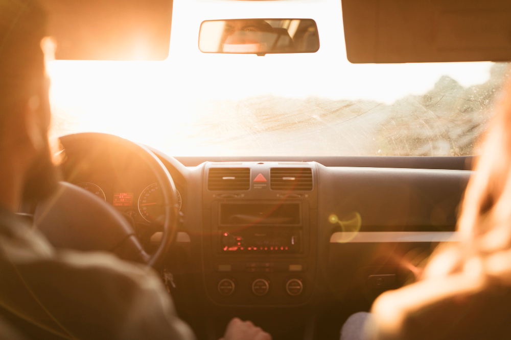 ¿Cómo puedo proteger el coche del sol?